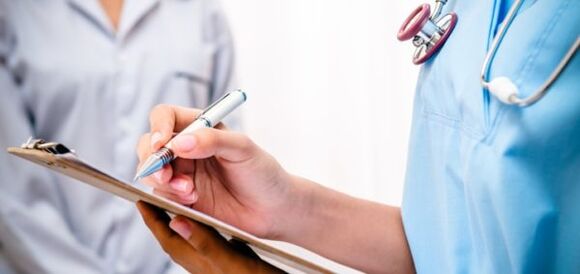 Le médecin prescrit un traitement contre les douleurs lombaires.