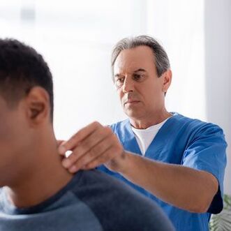 Le médecin effectue un examen diagnostique d'un patient souffrant de douleurs au cou. 