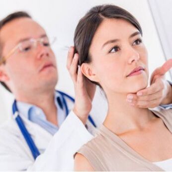 Un neurologue examine un patient qui souffre de douleurs au cou. 