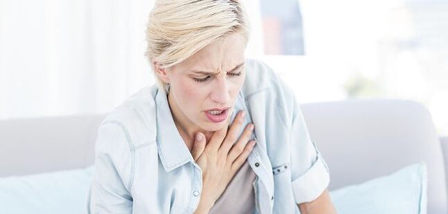 Avec la pleurésie, les pathologies cardiaques et la névralgie intercostale, la douleur sous l'omoplate gauche peut s'accompagner d'un essoufflement sévère. 
