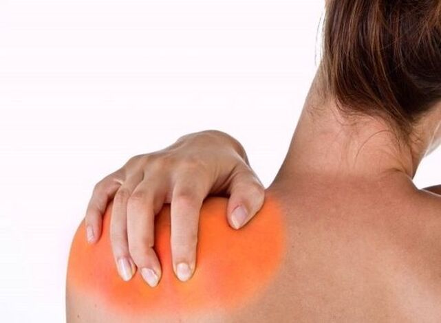 La douleur sous l'omoplate gauche est le signe de l'une des maladies graves. 